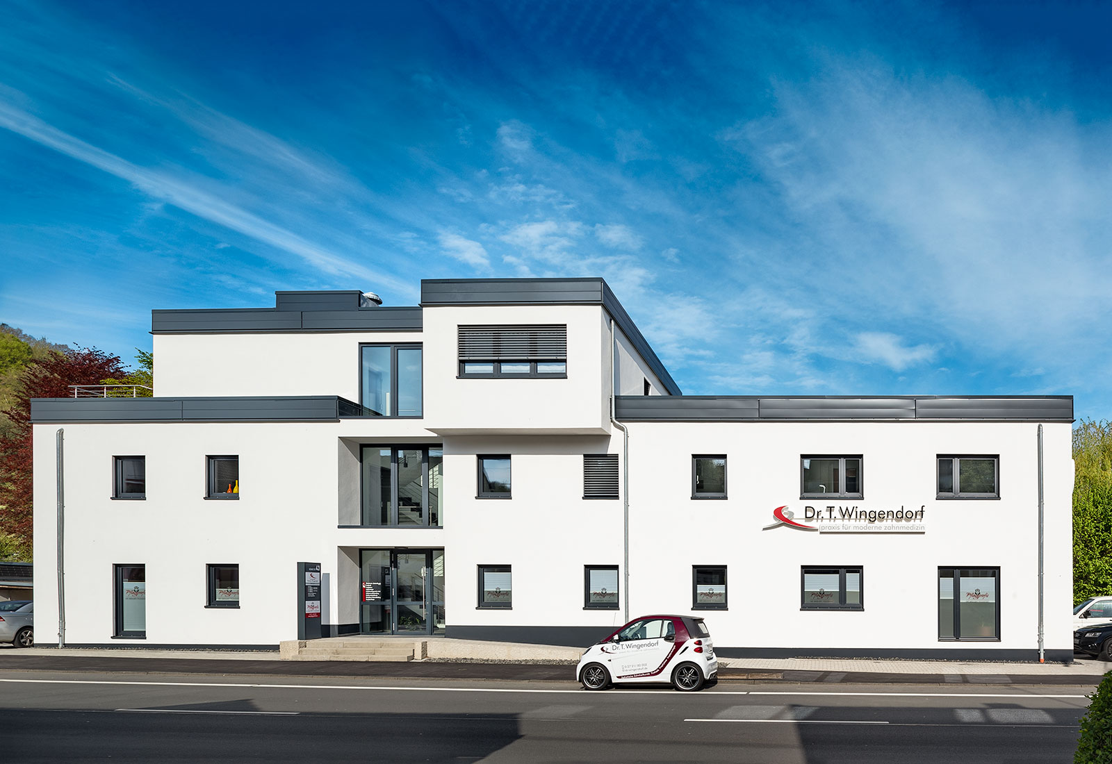 Unsere Räume in der 1. Etage des Hauses Kölner Straße 43 in Grevenbrück sind über eine Rampe und einen Aufzug für Gehbehinderte gut zugänglich