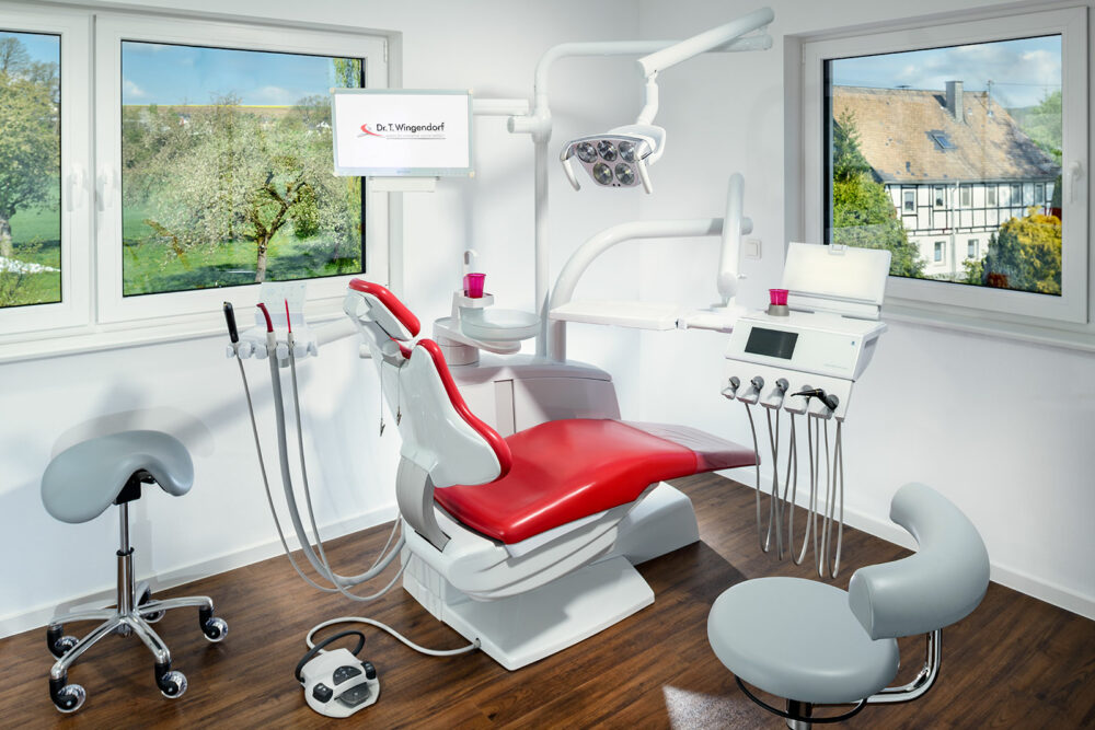 Behandlungszimmer mit schöner Aussicht auf Frühlingslandschaft