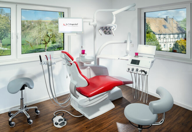 Behandlungszimmer mit schöner Aussicht auf Frühlingslandschaft