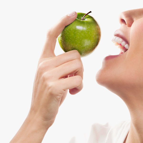 Frau beißt in Apfel. © iStockphoto.com/Chris Ryan