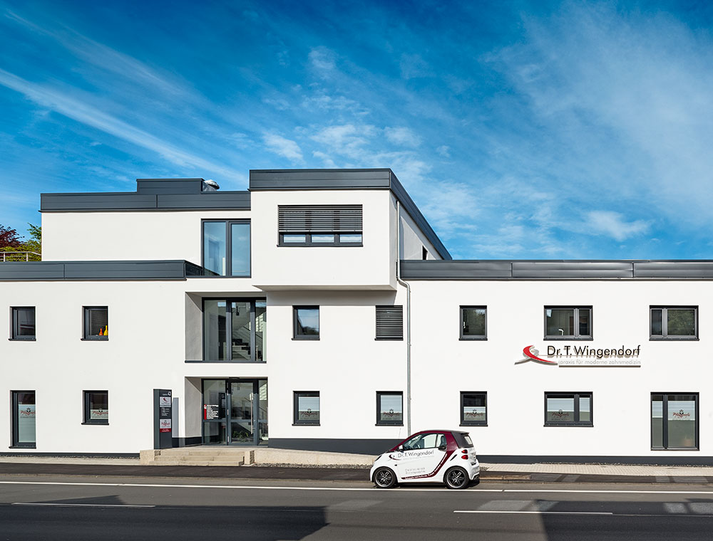 Praxisgebäude der Zahnarztpraxis Dr. Thomas Wingendorf in Grevenbrück mit Praxiswagen